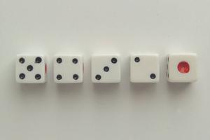 手軽に楽しむデコペンの魅力！カスタマイズギフトやアートで個性を引き出す方法